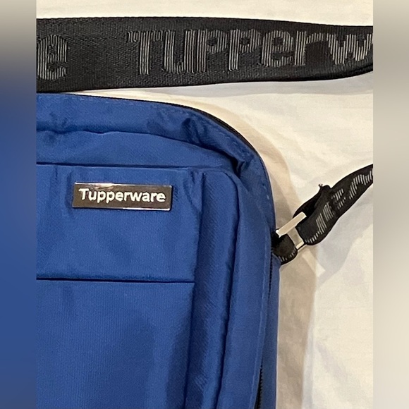 Tupperware crossbody adjustable messenger padded  tablet / travel Bag - Picture 2 of 11
